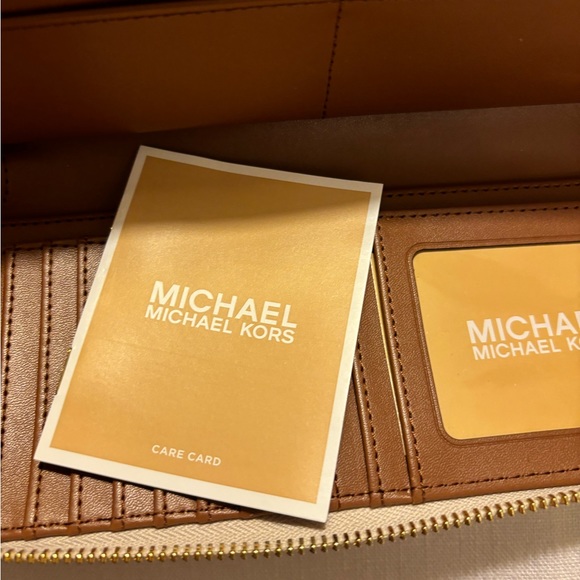Cream colored Michael Kors wallet, brand new - Picture 1 of 4
